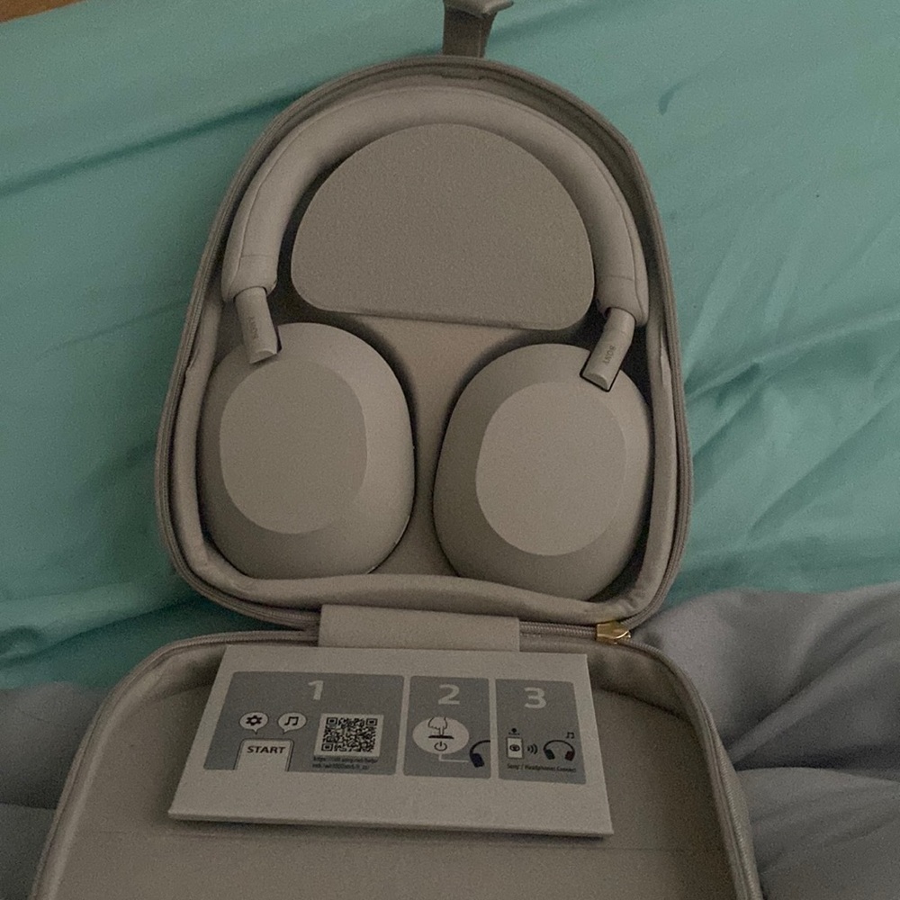 WH-1000XM5 Wireless Industry Leading Noise Canceling Headphones - Picture 1 of 2